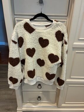 💸 Cozy Heart Pattern Cream and Brown Sherpa Pullover Sweater